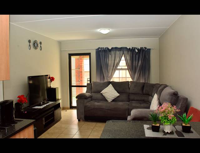 2 BEDROOM APARTMENT FOR SALE IN OLIFANTSVLEI
